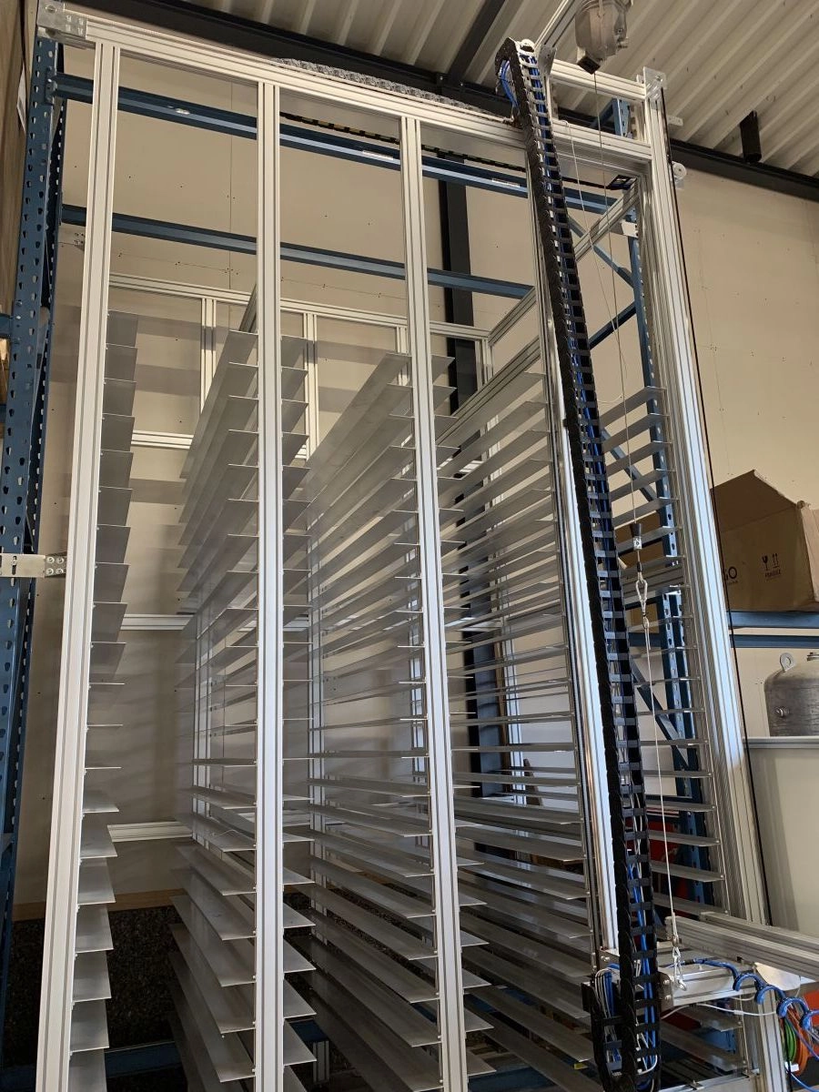 Automatic storage rack